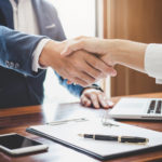 Real estate agent and customers shaking hands together celebrati Vendita da privato